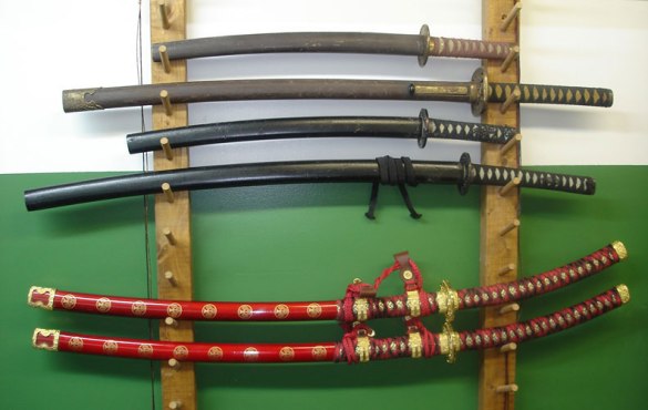 Katana on top, tachi on bottom. Full disclosure: I didn't have a good photo illustrating the difference, so this was just snatched off Google Images.